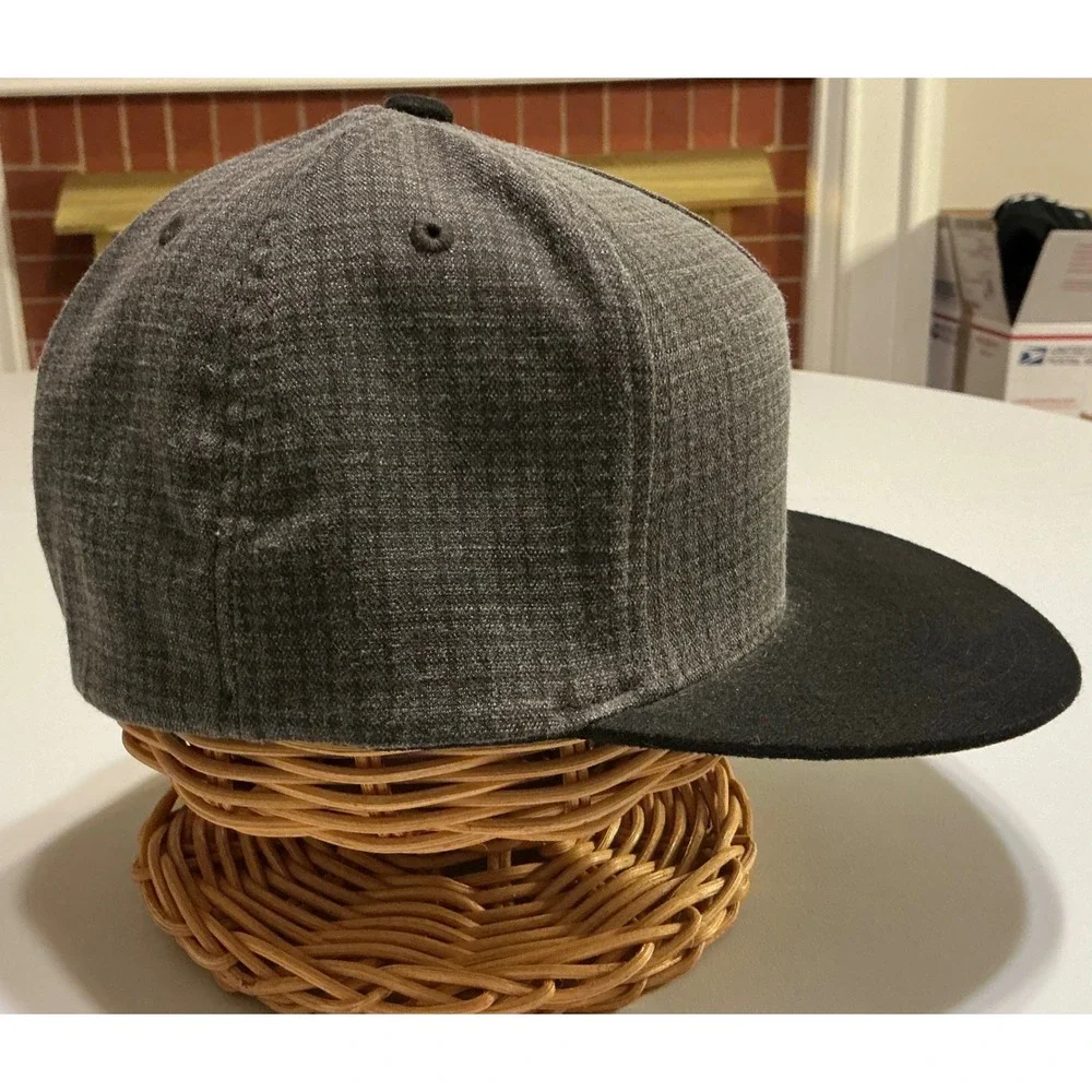 VTG‎ Y2K Volcom Flexfit Hat Mens Grey Black Flat Brim Floral Interior Sz S M